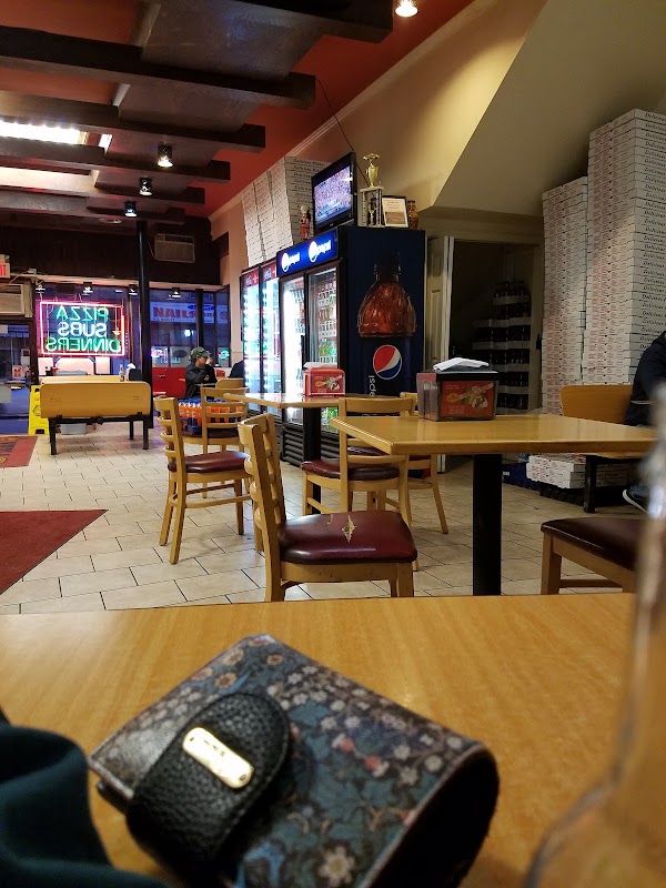 Paesanos Pizzeria
