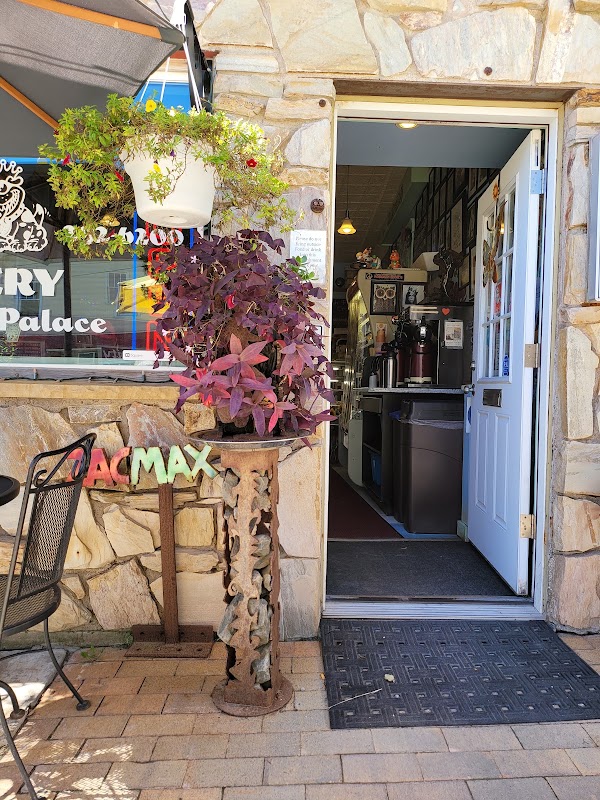 Floyd & Bobo's Bakery and Snack Palace